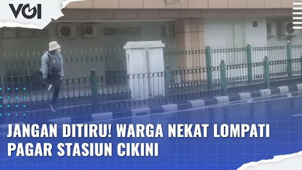 VIDEO: Demi Jalan Pintas, Warga Nekat Lompati Pagar Stasiun Cikini