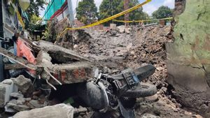 Tembok SMPN 130 Palmerah Roboh, Akses Warga Tertutup