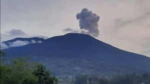Dinkes Sebut Kasus ISPA Normal Meski Akui Abu Erupsi Gunung Marapi Tebal di Agam Sumbar  