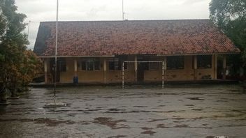 Belajar di Tengah Banjir, Siswa SD Lebak Tetap Masuk Sekolah