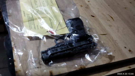 ar, une adolescente de 15 ans a conduit avec Airsoftgun Pietro Beretta à Cilincing