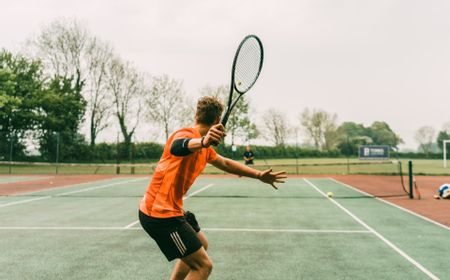 Teknik Pukulan Tenis Lapangan Untuk Pemula: 5 Langkah Ini Bisa Bikin Jago!