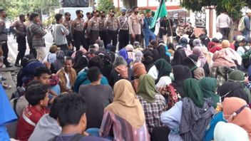 在 Ternate 演示中， 大量妇女， 询问强奸肇事者， 直到受害者死亡被判死刑