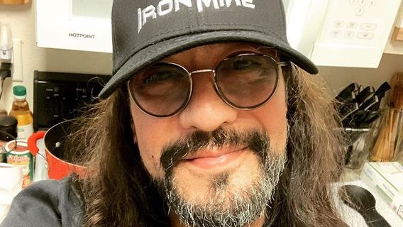 Penggemar Musik Rock <i>Jadul</i> Berduka, Gitaris Cinderella Jeff LaBar Tutup Usia