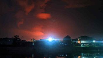 الصورة : النيران القوية في انفجار مصفاة بالونجان