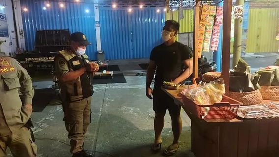 Satpol PP Denpasar Tindak Warung Angkringan Gelar <i>Live Music</i> Langgar PPKM