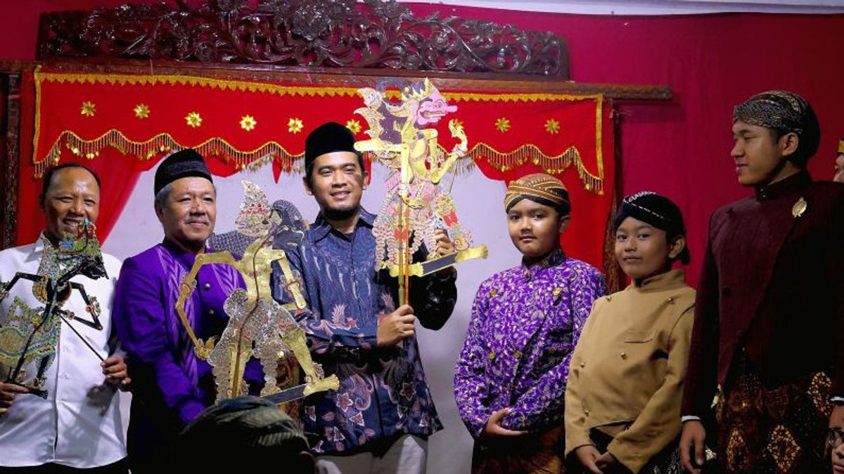 Residents Of Kediri Celebrate New Year With Wayang Kulit Auction For Students' Age