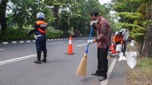 Wali Kota Surabaya Eri Cahyadi Sapu Jalan Protokol, Minta Satgas Kebersihan Dievaluasi