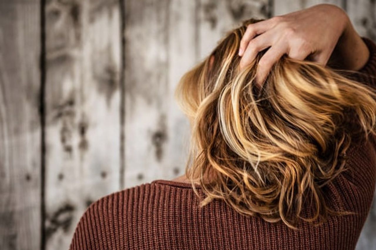 より耐久性を高めるために、ヘアスムージング結果の世話をする方法は次のとおりです。