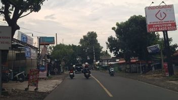 バンドン-シアヌール線は正常に戻り、警察は運転手に倒れた木に注意するよう求めた