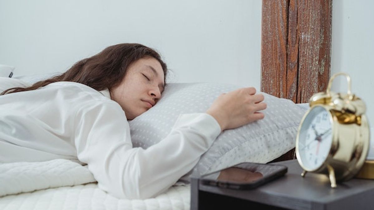 点灯したランプで睡眠することの危険性はいくらですか?遅くする前にその効果を認識する