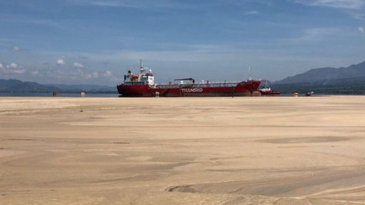 There's A Jelly Foam-like Liquid On The Coast Of Teluk Bima, The Police Intervene