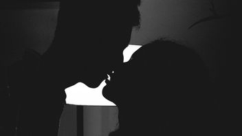 أسباب رومانسية لماذا الرجال دائما تريد أن قبلة