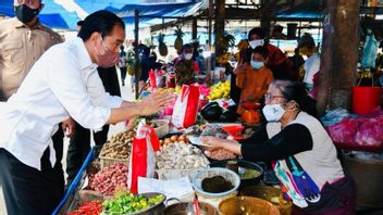 Diberi Bantuan Rp1,2 Juta dari Jokowi, Pedagang Pasar di Sumut: Baru Kali Ini Seumur Hidup Saya, Terima Kasih Bapak