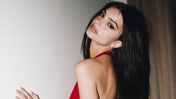 Sindir Katy Perry Terbang ke Luar Angkasa, Emily Ratajkowski: Apa Gunanya?