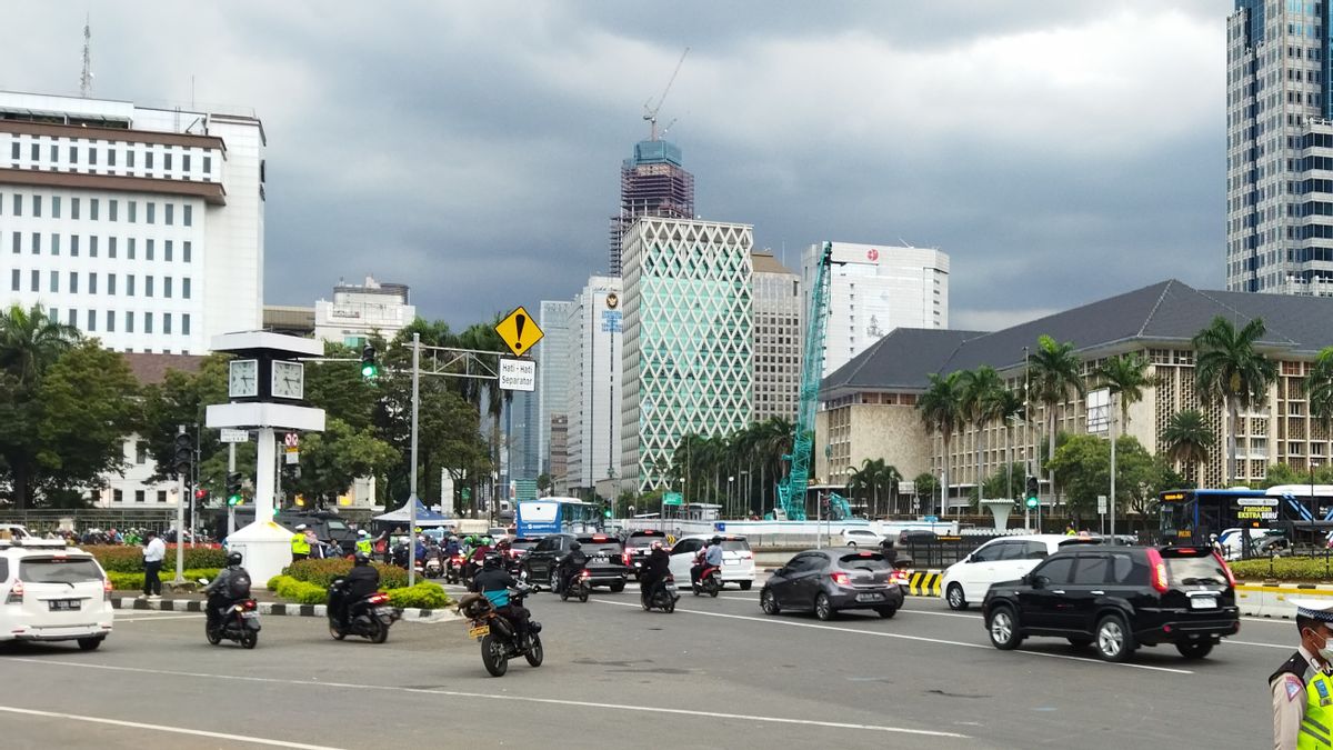 말 동상에서 2024년 대통령 선거 결과 시연이 완료되고 HI 로터리를 향한 Jalan Medan Merdeka Selatan이 개장되었습니다.