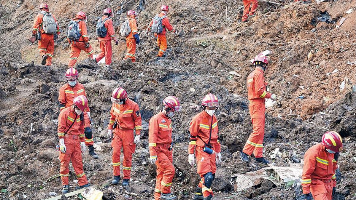 中国东方航空公司事故，官员专注于寻找受害者和黑匣子波音737-800 MU5737