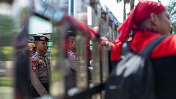 Demanding An Increase In UMP 2026, Hundreds Of Workers Demo In Front Of City Hall