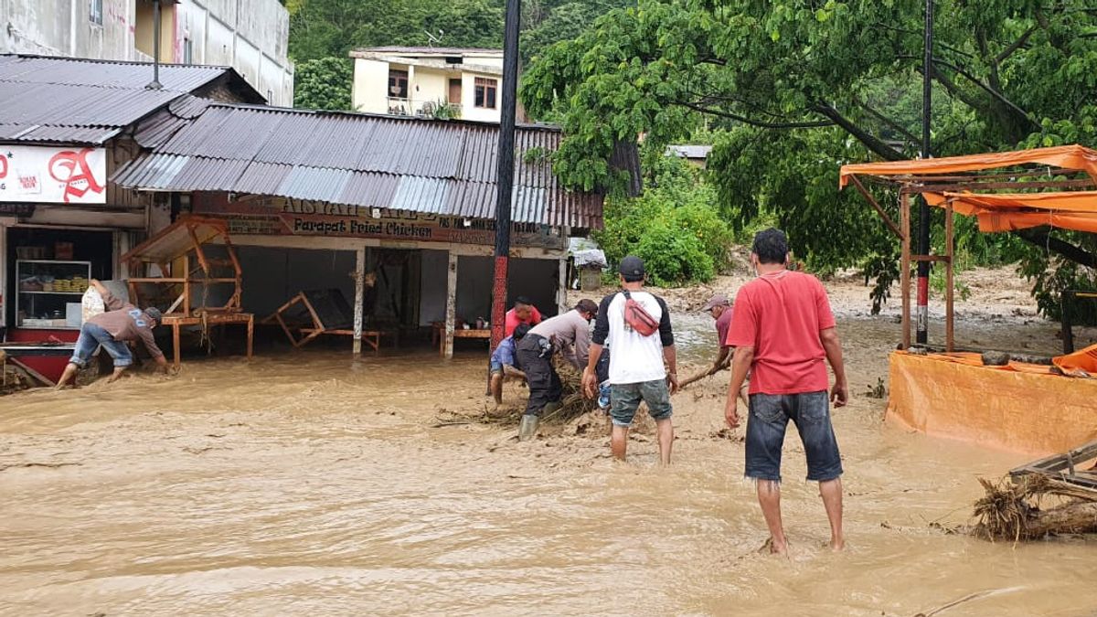  Here's A Look At The Flash Floods That Hit Parapat Sumut