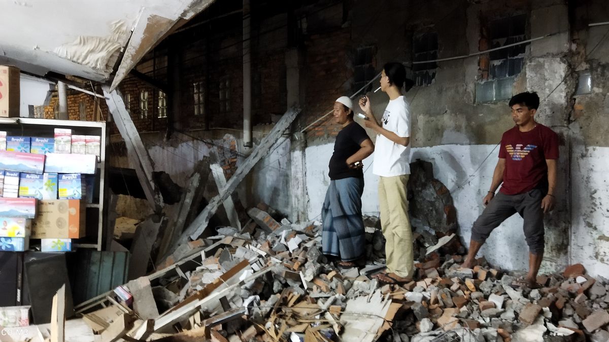 Wow! A 17-meter Wide Wall Collapses When The East Jakarta SDA Sub-Department Is Working On A Waterway Dredging Project In Cakung