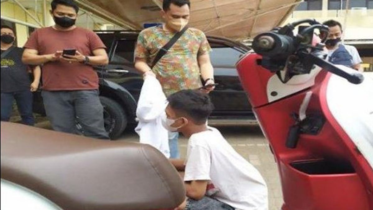 بيغال القاسية في العمل في Palembang ، وكان يد ضحيته Disabet باستخدام السيف