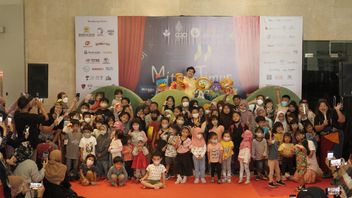 دوميكادو ترفيه الأطفال والعائلات من خلال الظهور على مسرح مهرجان القصص الخيالية الدولي الإندونيسي