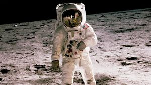 Dua Perusahaan Antariksa Ini Berhasil Dipilih NASA untuk Bikin Pakaian Astronot ke Bulan