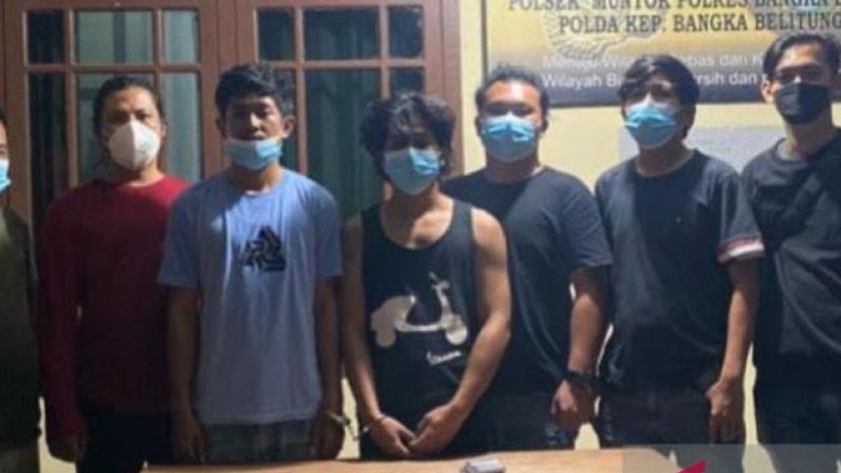 Pity! Two Young Men Already Involved In Circulation Of Illegal Goods, Evidence 30 Plastics Methamphetamine