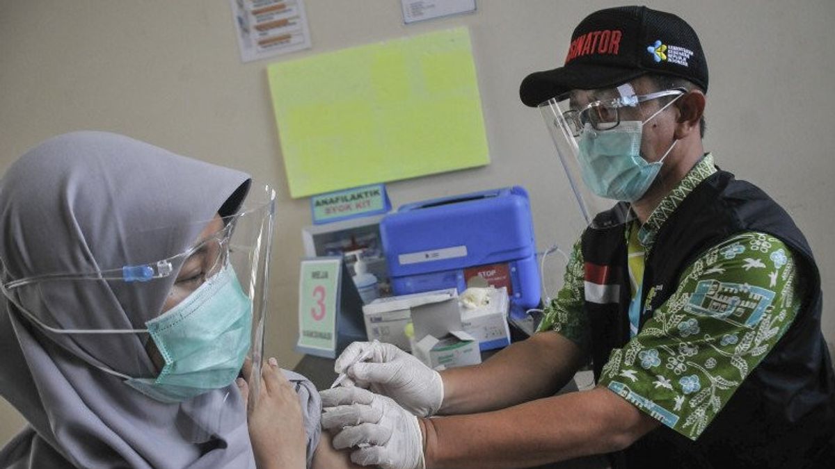  1.831 Tenaga Kesehatan di Bandung Sudah Disuntik Dosis Ketiga Vaksin COVID-19
