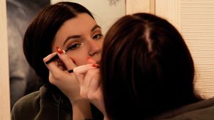 Tips Memakai Eyeliner agar Sesuai Bentuk Mata, Dijamin Cantik dan Menawan