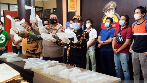 Contrebande De Milliers De Graines De Homard Dans 18 Boîtes En Polystyrène, La Police De Palembang Arrête Ces 2 Personnes