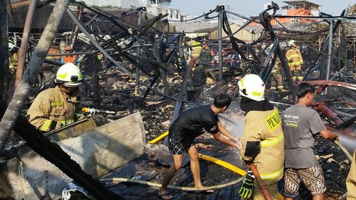 Fokus Padamkan Api, Polisi Belum Periksa Saksi Terkait Kebakaran Pasar Kambing Tanah Abang