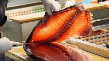 Waduh! Petugas Temukan Ikan Mengandung Formalin dan Daging Busuk di Pasar Tradisional Jakpus