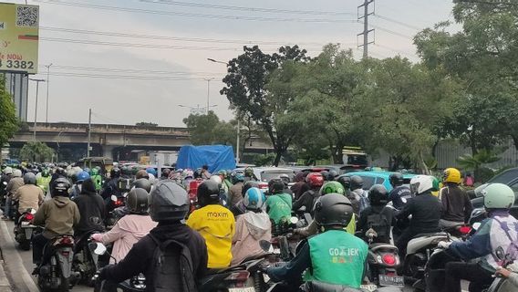 Lalin in Simpang Puri Kembangan is still jammed due to the flood.