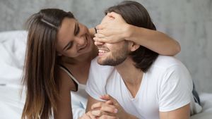 Mengapa Pasangan Menutup Mata saat Bercinta? Ini Dia Alasannya