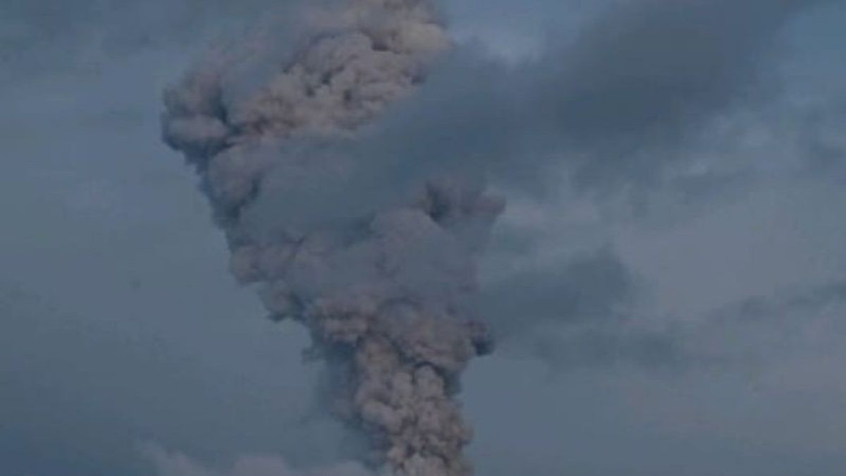 Thick Ash Soars As High As 2000 Meters From Mother's Mountain Activities In West Halmahera