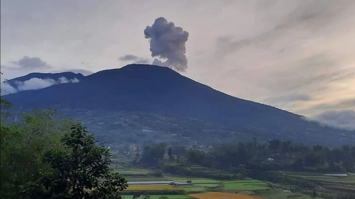 تأثير ثوران بركان جبل مارابي غرب سومطرة ، الجو المظلم والرعشة حدث في ناغاري لاسي