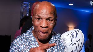 Mike Tyson Akan Bentrok dengan Floyd Mayweather