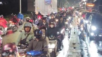 The Kalimalang Jalan, East Jakarta, Direction Of Bekasi, Has Started To Be Crowded With Motorized Travelers