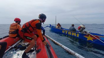 失踪4天后,搜救队在东龙目岛码头发现了被困渔民