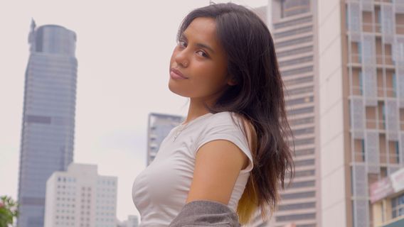 Bereksperimen dengan Synth Pop dan Alternative, Vania Abby Hadirkan 'LouD!'