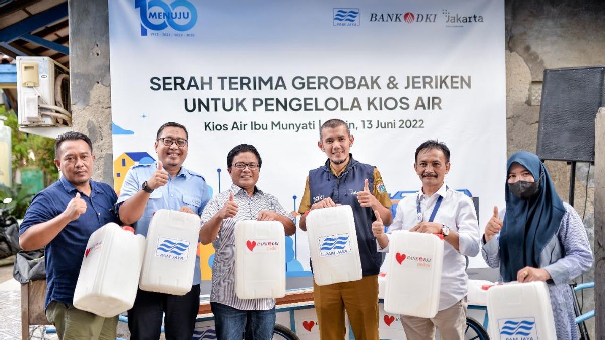 Dukung Akses Percepatan Air Bersih, Bank DKI Beri Bantuan CSR 200 Gerobak dan 1.000 Jerigen Kepada Warga Semanan Jakbar