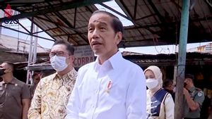 Blusukan ke Pasar Cicaheum Bandung, Jokowi Janjikan Harga Telur Bakal Turun Dua Minggu Lagi