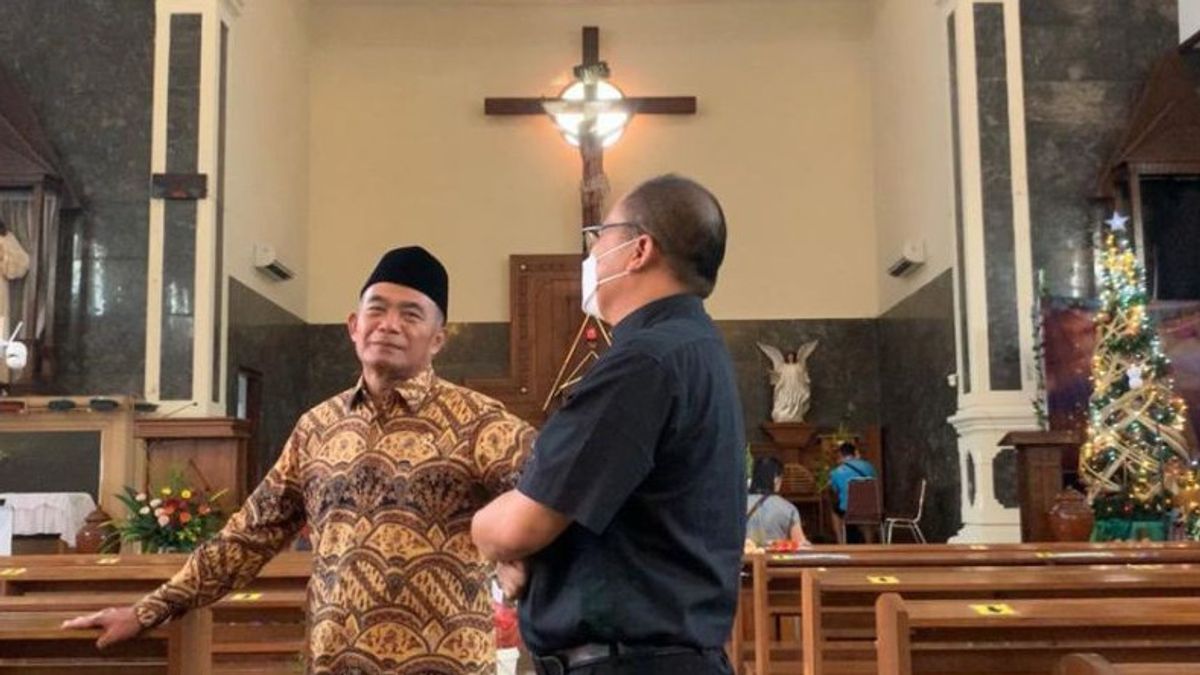 Hadir di Acara Muswil ke-16 Muhammadiyah Jatim, Menko PMK Sempatkan Diri Kunjungi Gereja Katolik Santa Maria