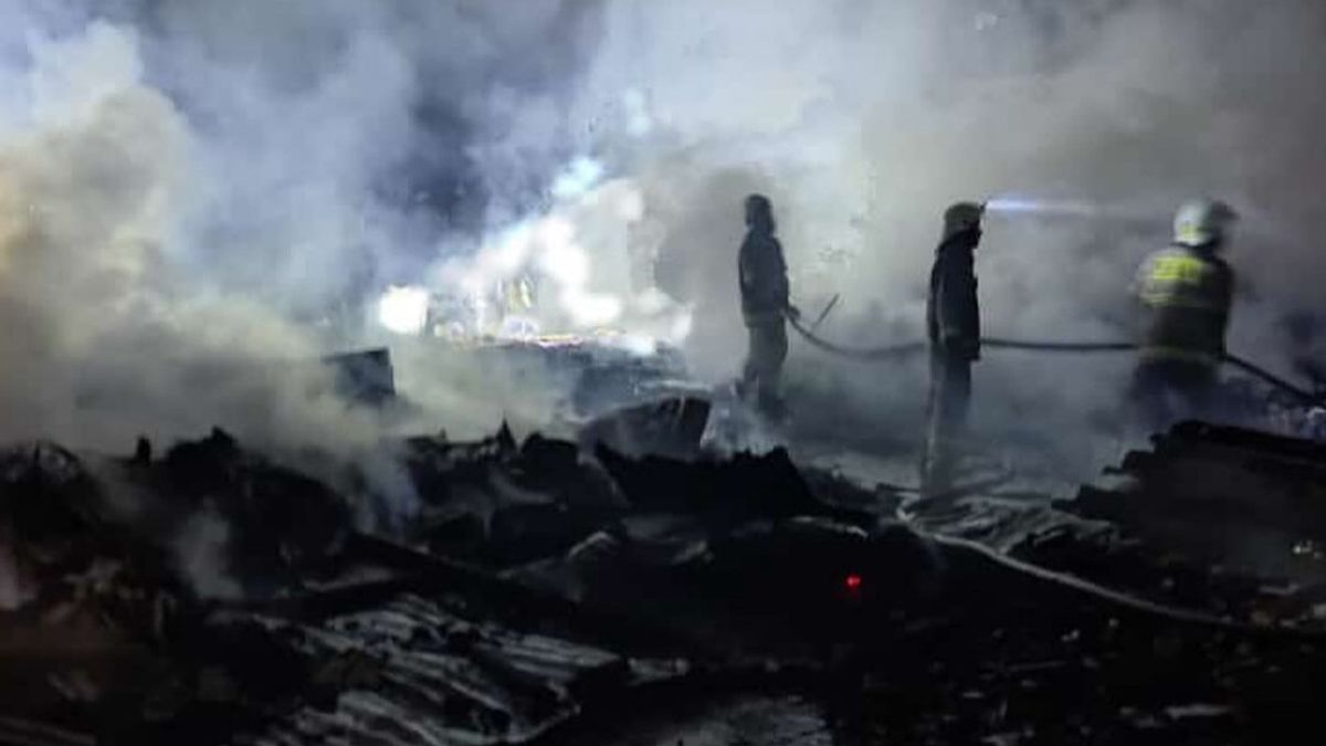 パンコランのスカベンジャー屋台が火災を起こし、テンペ工場に広がり、1人の女性が負傷した