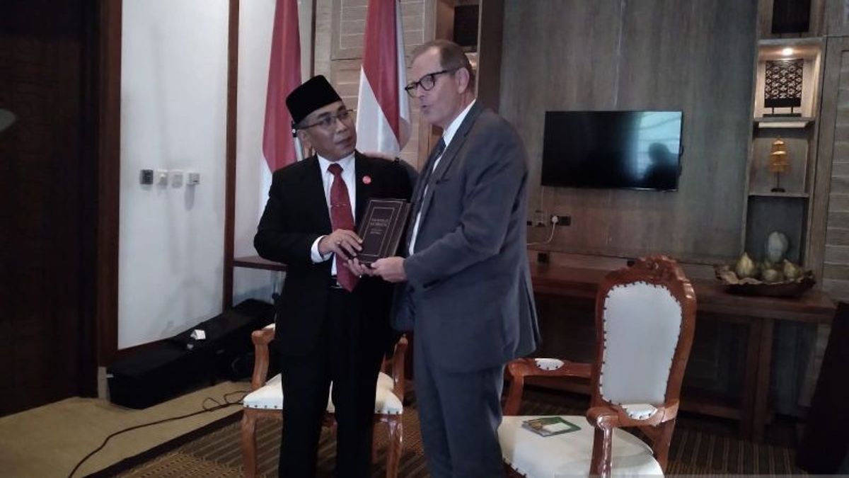 在巴厘岛与罗伯·哈威尔会面，格斯·叶海亚获得摩门教圣经奖励