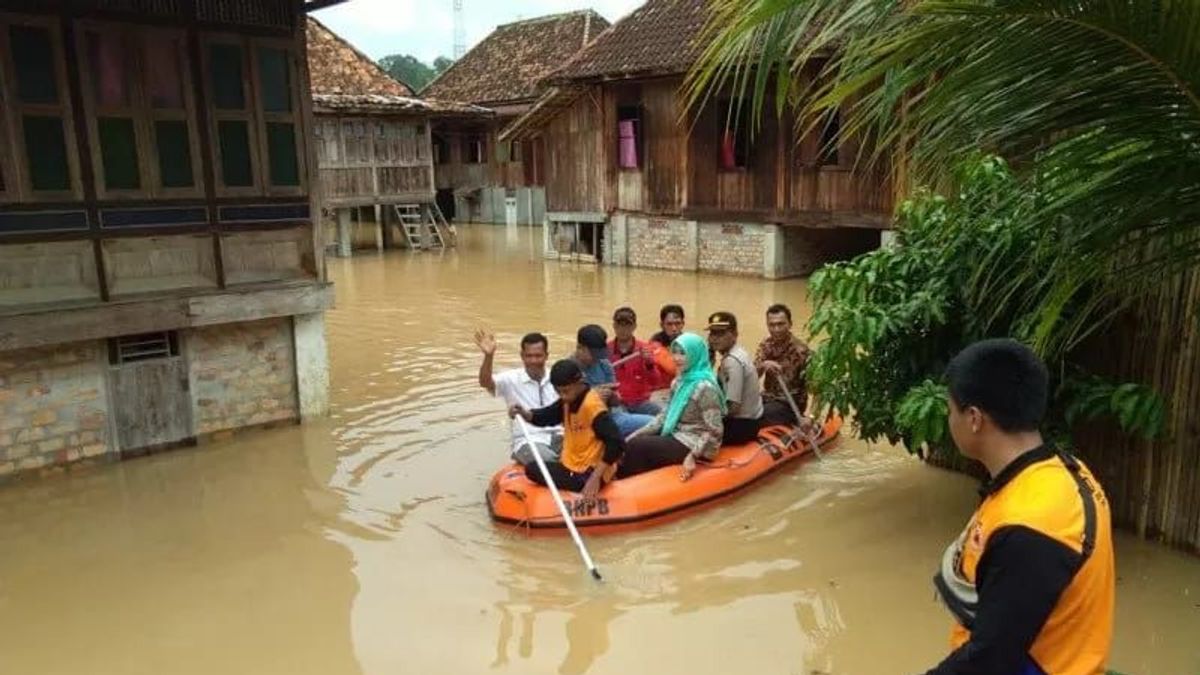 Banjir Bandang OKU; BPBD Mengevakuasi Puluhan Lansia dan Balita Menggunakan Perahu Karet