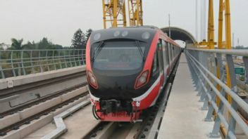 LRT Jabodebek Tabrakan di Cibubur, Adhi Karya: Kemungkinan Sedang Uji Coba, Kalau Tidak ya Kereta Cuma <i>Stay</i> di Stasiun