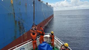 Tim SAR Evakuasi WN Turki ABK Kapal Tanker MT Advantage di Aceh yang Terkena Serangan Jantung