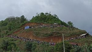 Viral Foto Warga Nonton Asia Talent Cup di Sirkuit Mandalika dari Atas Bukit, Kepada Dishub NTB: Antusias